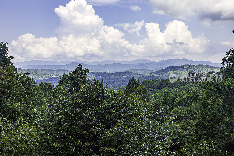 夏季，北卡罗来纳大烟山的阳台景色令人惊叹。大烟山(Great Smoky Mountains)从田纳西州和北卡罗来纳州的边界开始，从那里向美国东南部的东北方向延伸